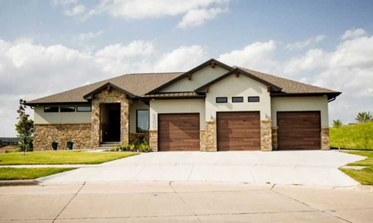6500 Palm Valley Dr, Sioux City - $530,000